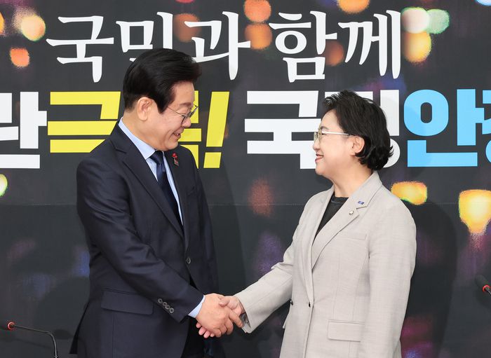 이재명 더불어민주당 대표(왼쪽)가 18일 국회에서 김선민 조국혁신당 대표 권한대행과 인사하고 있다. 연합뉴스