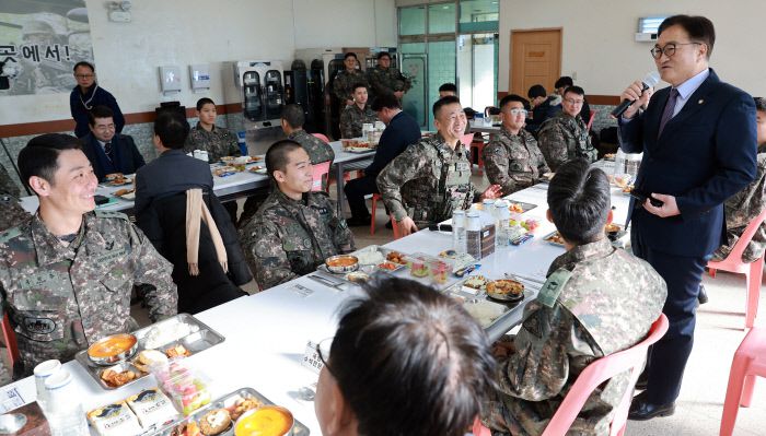 우원식 국회의장, 군부대 방문 우원식 국회의장이 18일 강원 철원군 3사단 수색대대를 방문해 군장병을 격려하고 있다. 국회사진기자단