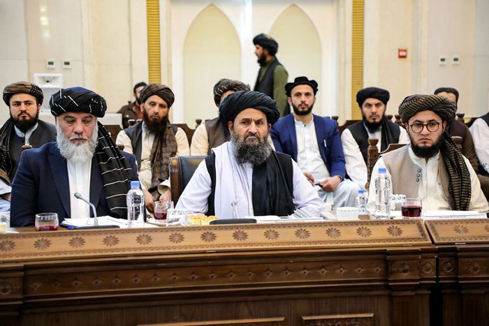 지난달 25일 아프가니스탄 탈레반의 압둘 가니 바라다르 경제부총리가 카불을 방문한 세르게이 쇼이구 러시아 국가안보회의 서기와 회담을 하고 있다. AFP연합뉴스