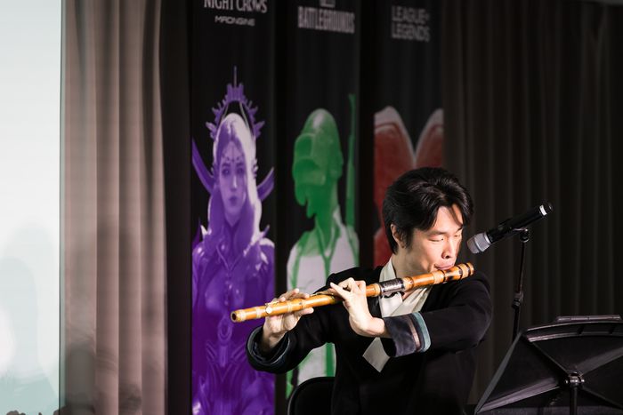 17일 서울 국립국악원 국악박물관에서 게임 사운드 시리즈 청음회가 열렸다. 국립국악원 창작악단 단원 이명훈씨가 대금으로 게임 음악을 연주하고 있다. 국립국악원 제공