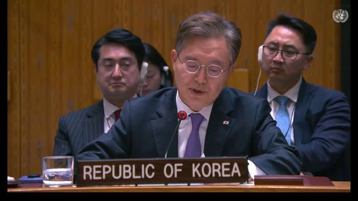 황준국 주유엔 한국 대사가 18일(현지시간) 미국 뉴욕 유엔본부에서 열린 안전보장이사회 회의에서 발언하고 있다. 유엔 홈페이지 영상 갈무리