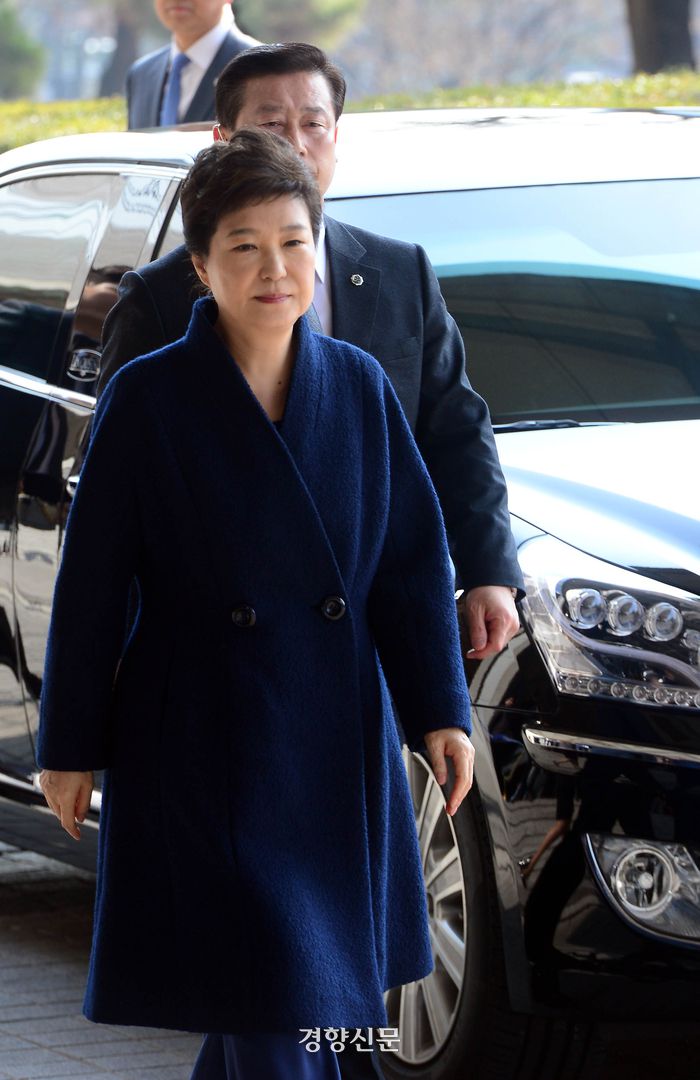 헌정 사상 처음으로 파면된 박근혜 전 대통령이 지난 2017년 3월 21일 서울 서초구 서울중앙지방검찰청에 피의자 신분으로 출석했다. 사진공동취재단