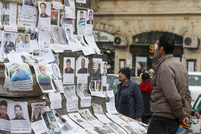 최근 바샤르 알아사드 정권의 24년 철권통치가 종식된 시리아 수도 다마스쿠스의 마르제 광장에서 알아사드 정권의 비밀경찰 등에 의해 실종된 이들을 찾기 위한 사진이 걸려 있다. AP연합뉴스