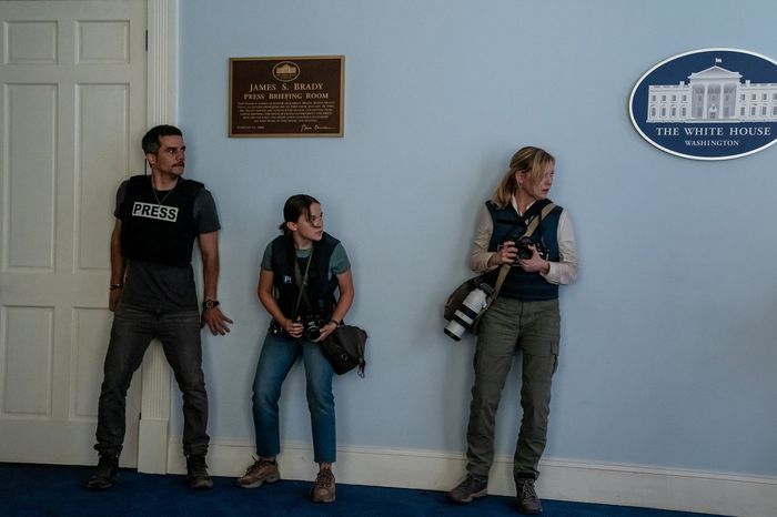 리(제일 오른쪽, 커스틴 던스트) 일행은 천신만고 끝에 백악관에 도착한다. 마인드마크 제공