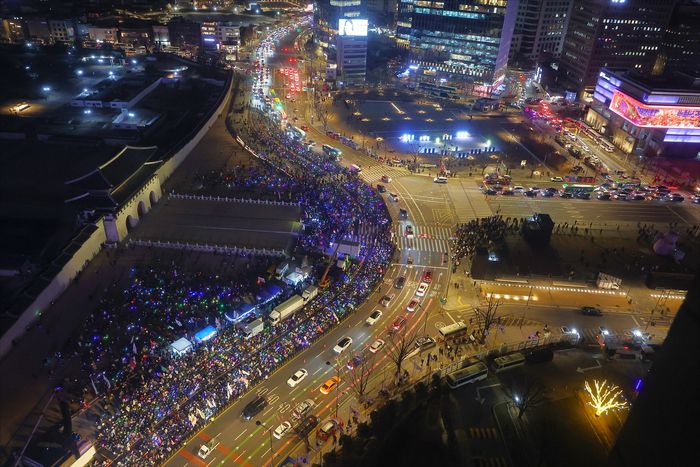 24일 오후 서울 종로구 지하철 3호선 경복궁역 인근에서 ‘윤석열즉각퇴진·사회대개혁 비상행동’ 주최 메리퇴진크리스마스 민주주의 응원봉 콘서트가 진행되고 있다. 연합뉴스