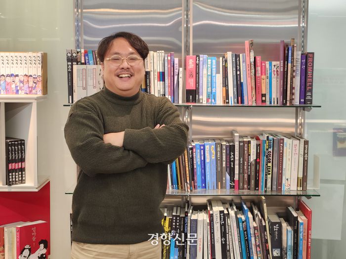 이재민 만화문화연구소장이 24일 그가 멘토로 활동하고 있는 서울 성수동 서울웹툰아카데미에서 팔짱을 키고 웃고 있다. 오동욱 기자