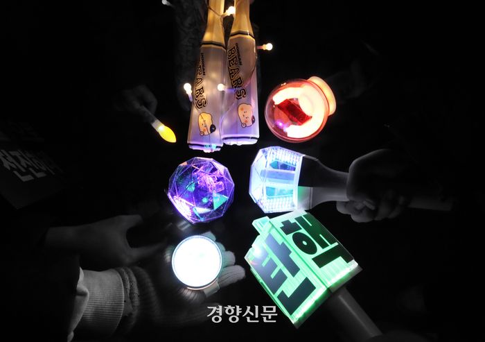 14일 서울 여의도 국회 앞에서 열린 국민촛불대행진에 참석한 시민들이 응원봉을 들고있다.  2024.12.14. 정효진 기자