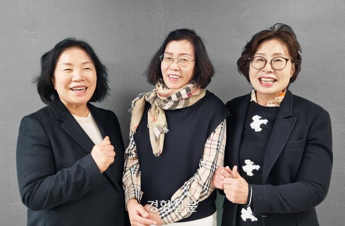 김복희씨, 최미자씨, 김선옥씨(왼쪽부터)가 지난 5일 광주광역시 국립국가폭력트라우마치유센터에서 경향신문과 인터뷰하며 웃고 있다. 임아영 기자