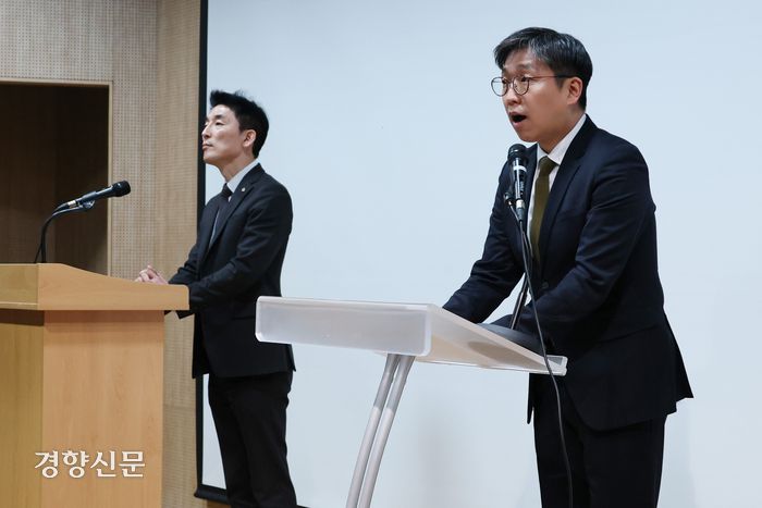 김용현 전 국방부 장관의 변호인단이 26일 서울 서초구 한국컨퍼런스센터에서 기자회견을 열어 계엄의 목적과 계획에 대해 설명하고 있다. 정효진 기자