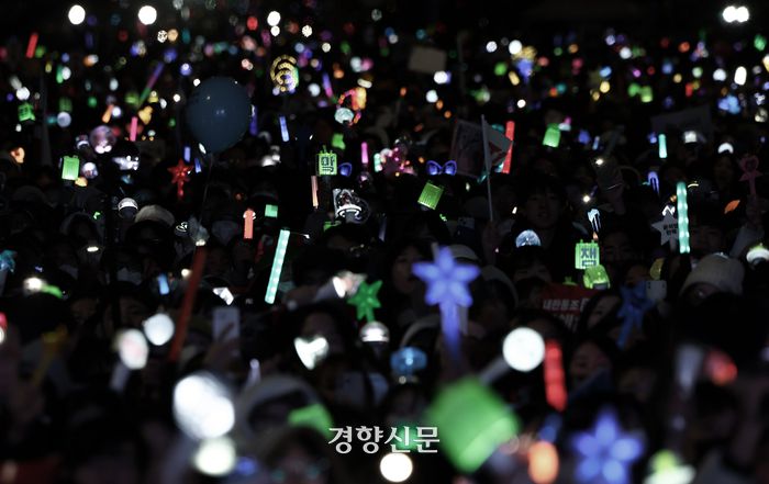 14일 서울 여의도 국회 앞에서 열린 국민촛불대행진에 참석한 시민들이 탄핵안이 가결되자 응원봉을 흔들고 있다. 2024.12.14 권도현 기자