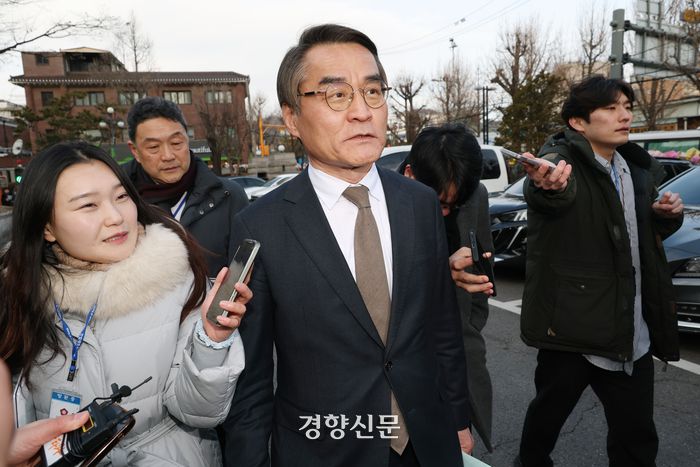 윤석열 대통령의 탄핵심판 대리인인 배보윤 변호사가 27일 탄핵심판 사건 첫 번째 변론준비기일을 마친 뒤 서울 종로구 헌법재판소 심판정을 나서며 취재진 질문을 듣고 있다. 권도현 기자