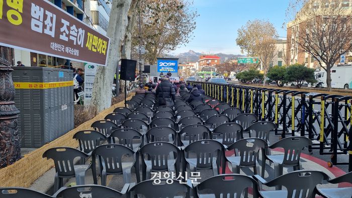 보수 성향 시민단체 ‘엄마부대’는 윤석열 대통령 탄핵 반대 집회를  27일 오후 2시부터 헌법재판소 부근인 서울 종로구 안국역 인근에서  열었다. 강한들 기자