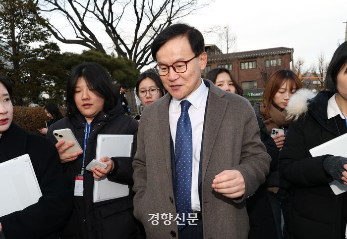 윤석열 대통령의 탄핵심판 대리인인 배진한 변호사가 27일 탄핵심판 사건 첫 번째 변론준비기일을 마친 뒤 서울 종로구 헌법재판소 심판정을 나서고 있다. 권도현 기자