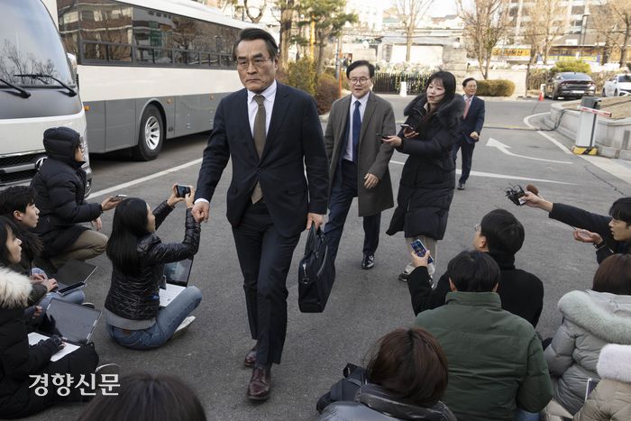 윤석열 대통령의 탄핵심판 변론준비기일인 27일 윤 대통령의 법률대리인인 (앞쪽부터)배보윤·배진한·윤갑근 변호사가 헌법재판소 소심판정으로 이동하고 있다. 권도현 기자