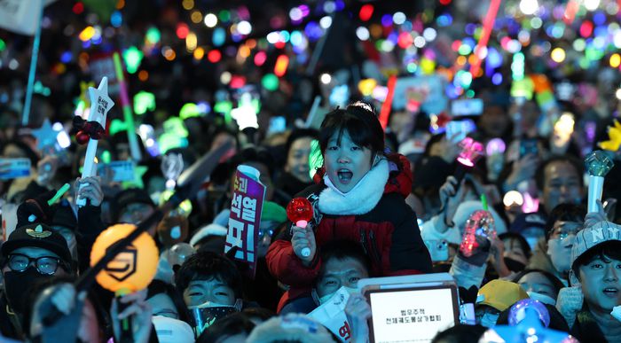 14일 서울 여의도 국회 앞에서 열린 국민촛불대행진에 참석한 시민들이 탄핵안이 가결되자 응원봉을 흔들고 있다. 권도현 기자