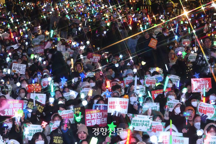 크리스마스를 하루 앞둔 지난 24일 서울 광화문 인근에서 ‘윤석열즉각퇴진·사회대개혁 비상행동’ 주최로 메리퇴진 크리스마스 민주주의 응원봉 콘서트가 열리고 있다. 정효진 기자