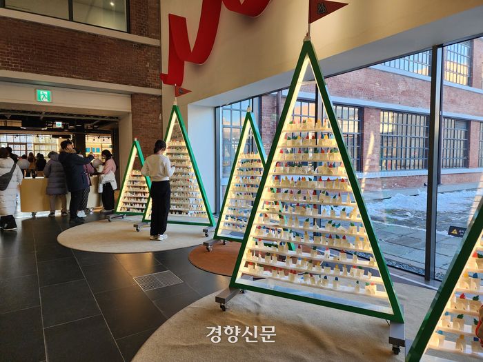 지난 22일 서울 종로구에 있는 국립현대미술관 1층 창가에 ‘소망나무’ 네 그루가 놓여 있다. 관람객들이 새해 소원을 적은 쪽지를 트리 모양 구조에 올려놓고 자유롭게 기부도 한다. 강은 기자