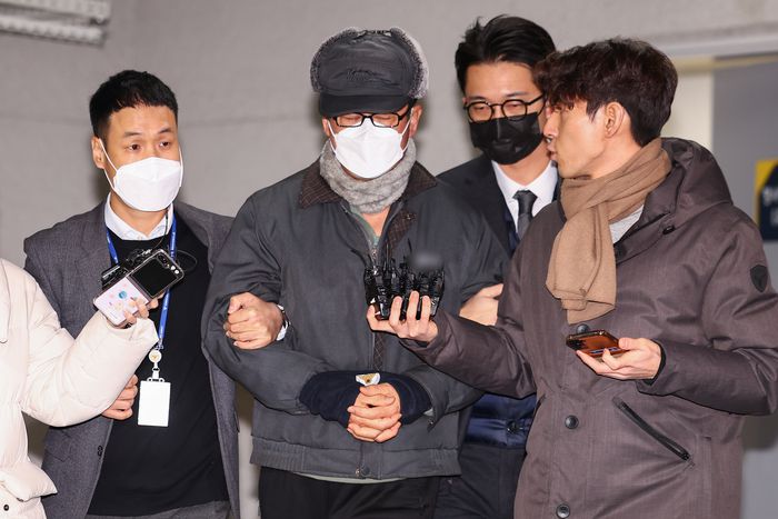 ‘12·3 비상계엄’ 기획에 관여한 혐의로 구속된 노상원 전 국군정보사령관이 24일 오전 서울 은평구 서울서부경찰서에서 검찰로 송치되고 있다.  연합뉴스