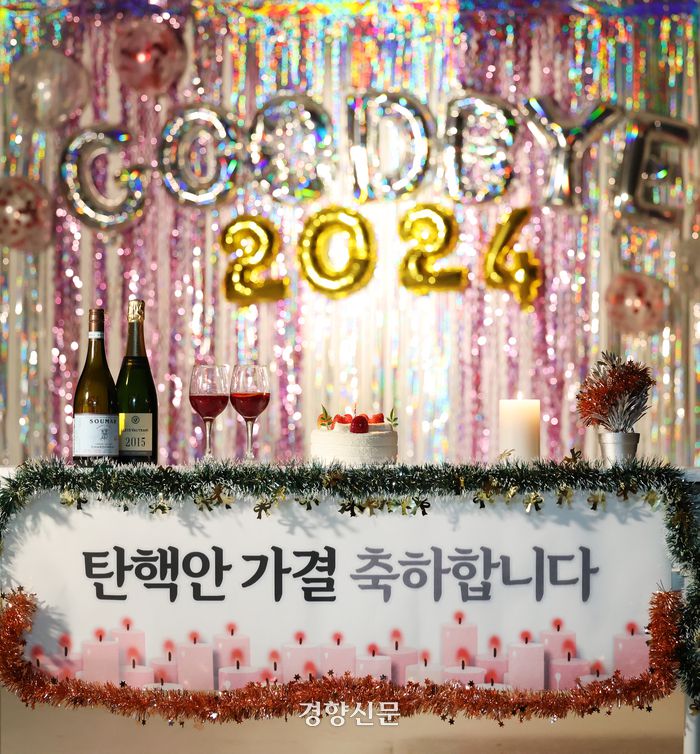 12·3 비상계엄 사태가 연말 풍경을 바꿔놨다. 시민들은 송년회 대신 집회 현장에 가거나 “윤석열~탄핵!” 등 시국을 풍자한 건배사를 외치며 연말을 보내고 있다. 정지윤 선임기자 (촬영 도움 : 이두리 기자)