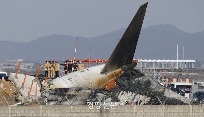 지난 29일 전남 무안군 무안국제공항에서 발생한 제주항공 여객기 충돌 폭발 사고 현장에서 군 장병들이 사고 현장을 수색하고 있다. 무안│문재원 기자