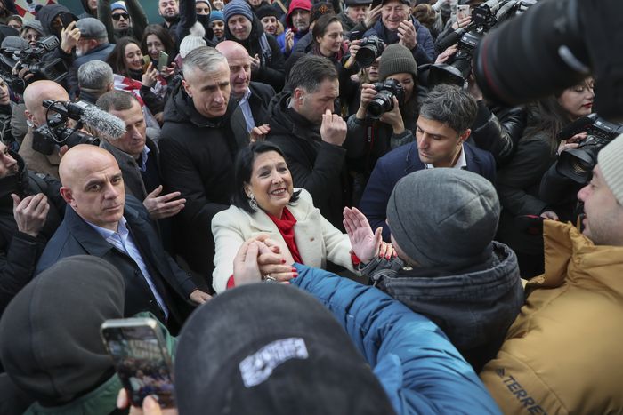 살로메 주라비슈빌리 전 조지아 대통령은 29일(현지시간) 대통령궁 앞에서 신임 대통령을 인정할 수 없다는 내용의 성명을 발표한 뒤 지지자들의 환호를 받고 있다. EPA연합뉴스