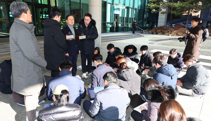 윤석열 대통령 변호인단의 윤갑근 변호사가 31일 서울 서초구 서울고검 앞에서 기자간담회를 열고 체포영장 발부에 대한 입장을 밝히고 있다. 연합뉴스