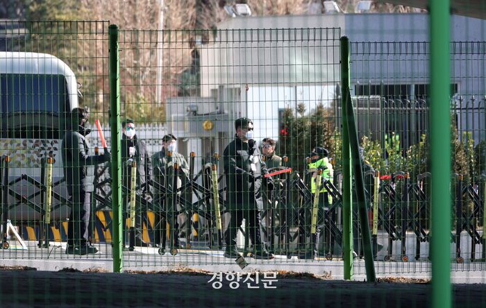 법원이 ‘12·3 비상계엄 사태’로 내란 혐의를 받는 윤석열 대통령에 대한 체포영장을 발부한 31일 서울 용산구 한남동 대통령 관저 입구에서 경호인력들이 경계근무를 서고 있다.  권도현 기자