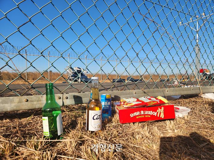 제주항공 여객기 참사 사흘째인 31일 무안국제공항 인근에 사고 지점 인근에 참사 희생자들의 명복을 비는 술과 밥, 과자 등이 놓여있다. 오동욱 기자