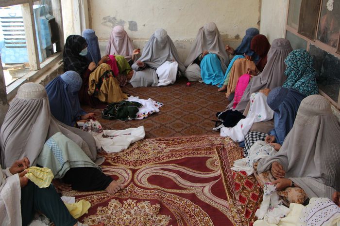 28일(현지시간) 아프가니스탄 칸다하르의 한 작업장에서 몸 전체를 가린 아프간 여성들이 시장에 판매할 옷을 바느질하고 있다. 탈레반이 여성의 교육과 취업을 제한한 이후 많은 여성들이 바느질 등 가내 수공업으로 가족을 부양하고 있다. EPA연합뉴스