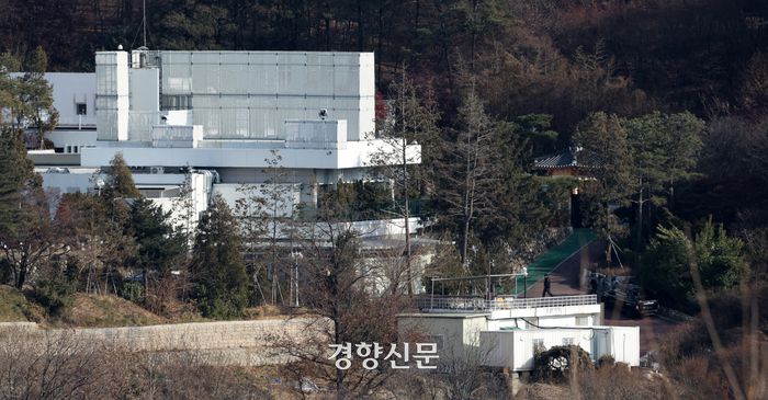 윤석열 대통령에 대한 체포영장을 집행이 중지된 3일 오후 서울 한남동 대통령 관저에 관계자가 이동하고 있다. 김창길 기자