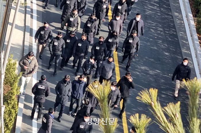 고위공직자범죄수사처 수사관들이 3일 서울 한남동 대통령 관저에서 윤석열 대통령에 대한 체포영장 집행에 실패한 뒤 관저를 떠나고 있다. 강한들 기자