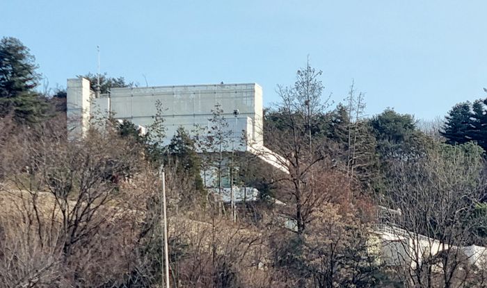 공수처가 윤석열 대통령에 대한 체포영장 집행에 나선 3일 서울 한남동 대통령 관저에 긴장감이 흐르고 있다. 강한들 기자