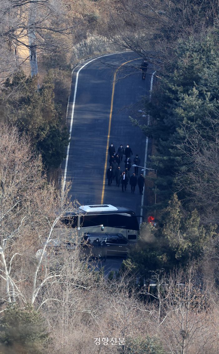 윤석열 대통령에 대한 체포영장을 집행하기 위해 3일 오전 서울 한남동 대통령 관저에 들어갔던 관계자들이 경호처의 거부로 관저 밖으로 나가고 있다. 김창길 기자