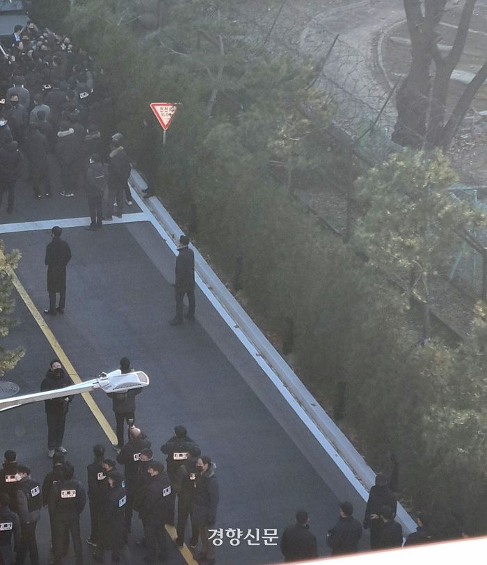 고위공직자범죄수사처와 경찰 비상계엄 특별수사단 수사관들이 3일 윤석열 대통령에 대한 체포영장 집행을 위해 서울 한남동 대통령 관저 경내로 진입한 다음 경호처 인력에 가로막혀 대치하고 있다. 강한들 기자