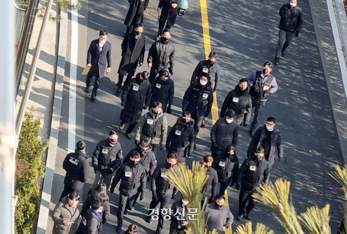 고위공직자범죄수사처 수사관들이 3일 서울 한남동 대통령 관저에서 윤석열 대통령에 대한 체포영장 집행에 실패한 뒤 관저를 떠나고 있다. 2025. 1. 3. 강한들 기자