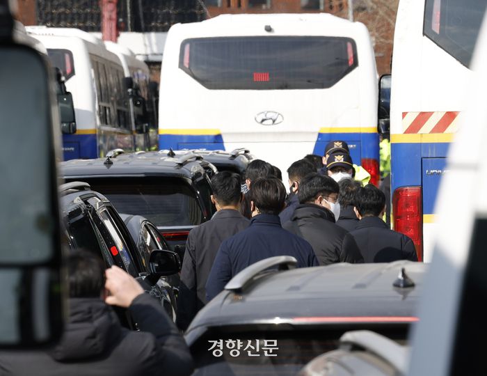 고위공직자범죄수사처 수사관들이 3일 서울 한남동 대통령 관저에서 윤석열 대통령에 대한 체포영장 집행에 실패한 뒤 관저를 떠나고 있다. 2025. 1. 3. 문재원 기자