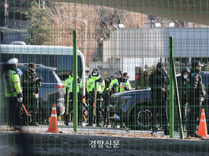 고위공직자범죄수사처 수사관들이 윤석열 대통령에 대한 체포영장 집행에 나선 3일 경찰들이 서울 한남동 대통령 관저 앞을 통제하고 있다. 2025. 1. 3. 김창길 기자