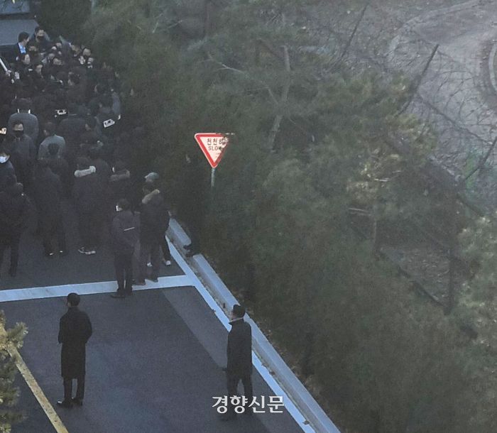 고위공직자범죄수사처 수사관들이 윤석열 대통령에 대한 체포영장 집행에 나선 3일 서울 한남동 대통령 관저 경내로 진입한 뒤 경호처와 대치하고 있다. 2025. 1. 3. 강한들 기자