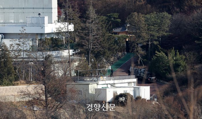 윤석열 대통령에 대한 체포영장을 집행이 중지된 3일 오후 서울 한남동 대통령 관저에 관게자가 이동하고 있다. 김창길 기자