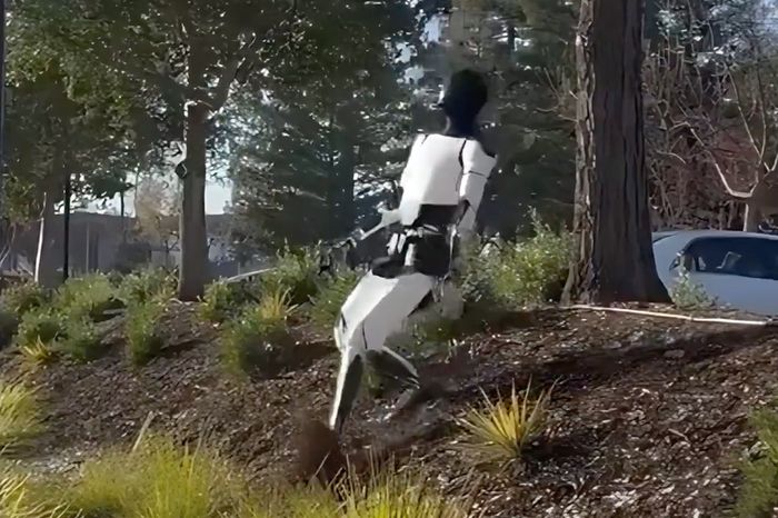 지난달 테슬라의 휴머노이드 로봇 ‘옵티머스’가 비탈길을 자연스럽게 걷는 모습이 포착됐다. 유튜브 캡처