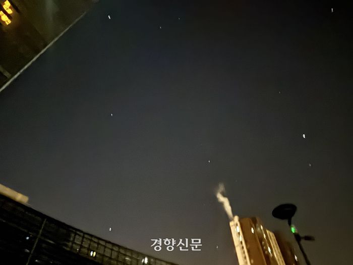 지난해 12월23일 중국 베이징 왕징의 포스코센터 인근 하늘에 별이 보이고 있다. 베이징 | 박은하 특파원