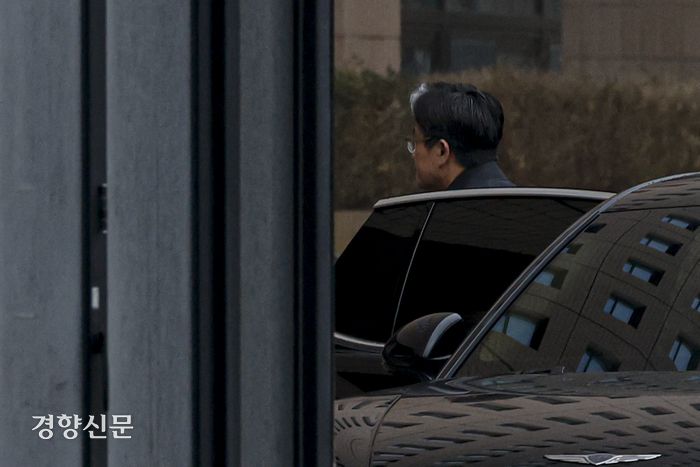 12.3 비상계엄 사태와 관련해 윤석열 대통령 체포영장 집행을 시도해온 고위공직자범죄수사처(공수처)가 윤 대통령 체포영장 집행을 경찰에 넘기기로 한 6일 오동운 공수처장이 정부과천청사 공수처로 출근하고 있다. 문재원 기자