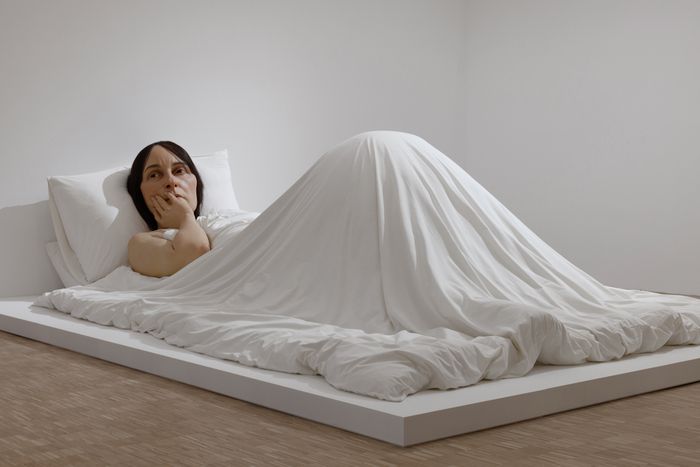 론 뮤익 ‘In Bed’(2005), 혼합재료, 162×650×395cm. 국립현대미술관 제공