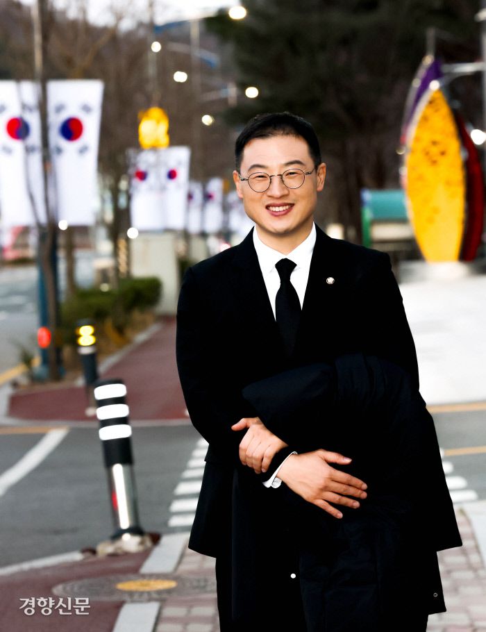 김상욱 국민의힘 의원이 2일 지역구인 울산시의 한 거리에서 경향신문과 인터뷰에 앞서 포즈를 취하고 있다. 정지윤 선임기자