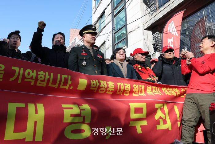 박정훈 전 해병대 수사단장이 해병대 채모 상병 순직 사건 수사 관련 항명 및 상관명예훼손 혐의로 기소돼 1심에서 무죄를 선고 받은 9일 서울 용산구 중앙지역군사법원 앞에서 해병대 동기가 기념사진을 찍고 있다. 한수빈 기자