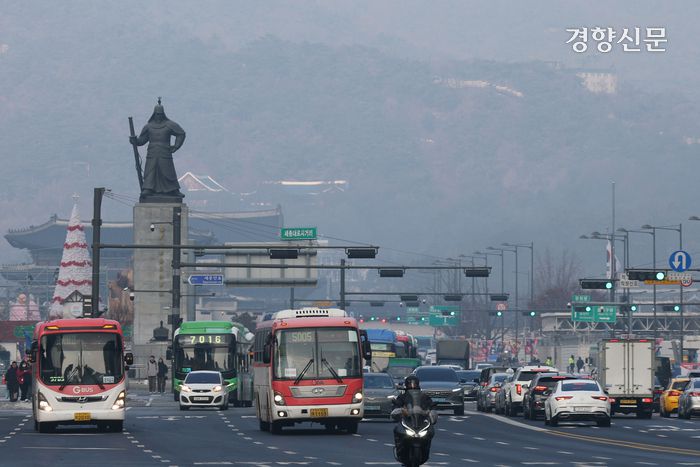 전국적으로 초미세먼지 농도가 ‘나쁨’ 수준을 보인 6일 서울 종로구 광화문광장이 뿌옇게 흐리다. 한수빈 기자
