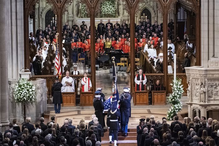 9일(현지시간) 미국 워싱턴DC 국립대성당에서 열린 국가장례식을 진행하기 위해 지미 카터 전 대통령의 관이 도착했다.