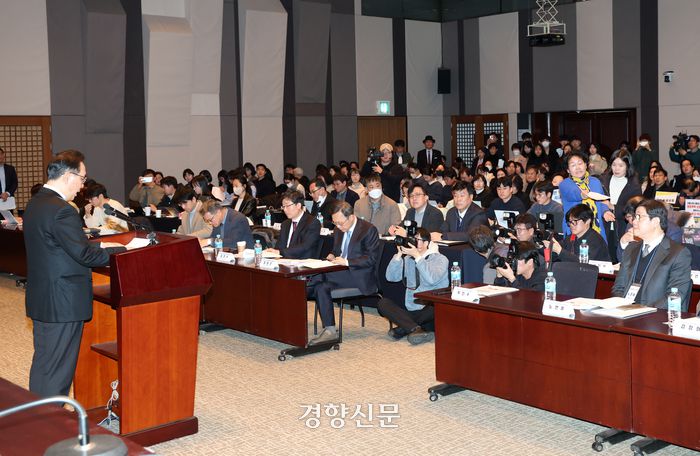 지난 9일 서울 중구 한국프레스센터에서 의료체계 정상화를 위한 비급여 관리 및 실손보험 개혁방안 정책토론회에서 박민수 보건복지부 차관이 인사말을 하는 동안 한 보험이용자협회 활동가가 보험약관과 국민건강보험법 동일하게 적용할 것을 촉구하고 있다. 정지윤 선임기자