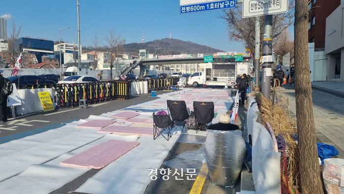 윤석열 대통령 탄핵 반대 집회 측이 12일 오전 한남초등학교 아래 차도에 스티로폼 깔개를 깔아두었다. 강한들 기자