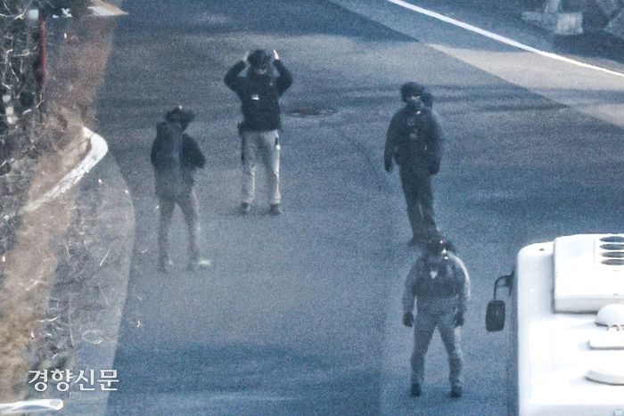 윤석열 대통령에 대한 2차 체포영장 집행이 임박한 지난 12일 서울 용산구 한남동 대통령 관저에서 헬멧과 전술복을 착용한 경호처 직원들이 경내를 살펴보고 있다. 성동훈 기자